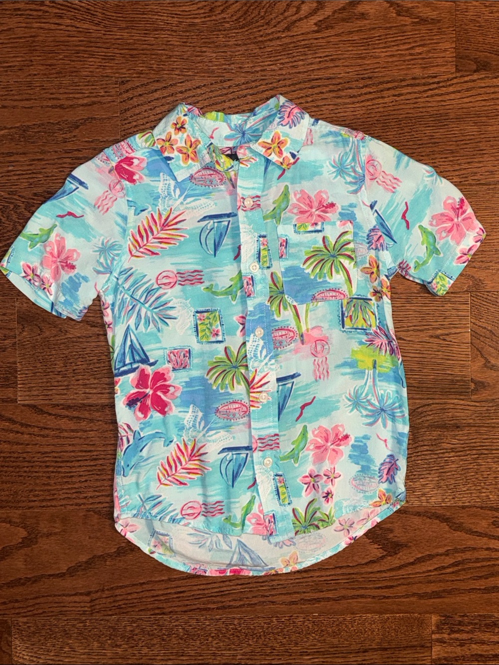 Size 7-8/M boys button down short sleeve collared shirt. Tropical print.